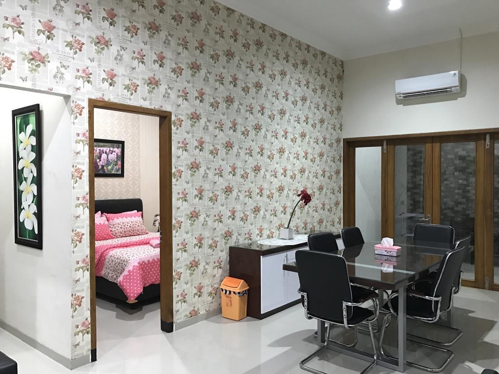Nariska Suite Homestay Purwokerto Esterno foto